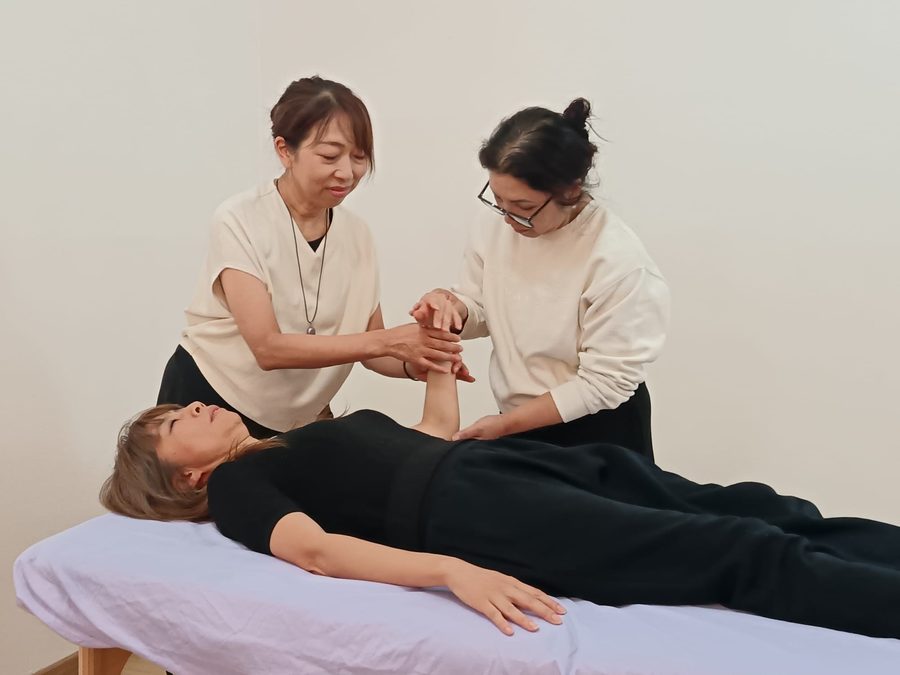 講座で手技を学ぶ受講生とインストラクター